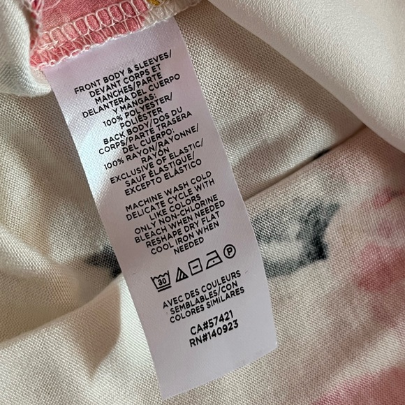 NWT LOFT Floral Flutter Sleeve Blouse Size XSP - Picture 3 of 4